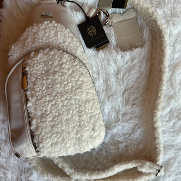 ⭐️⭐️Host Pick⭐️⭐️ NWT House of Harlow 1960 Nylon and Sherpa Sling Bag main image 4